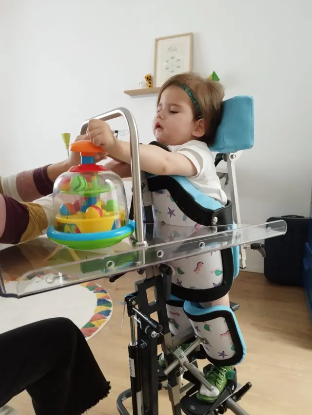 Laia en una estructura adecuada a su tamaño que le permite estar de pie pero sujeta mientras juega.