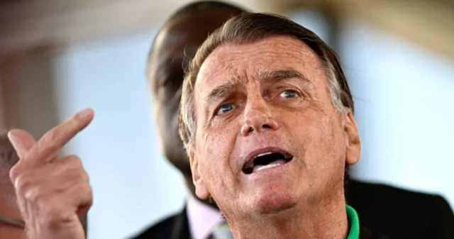 Bolsonaro apontando com o dedo indicador durante um discurso