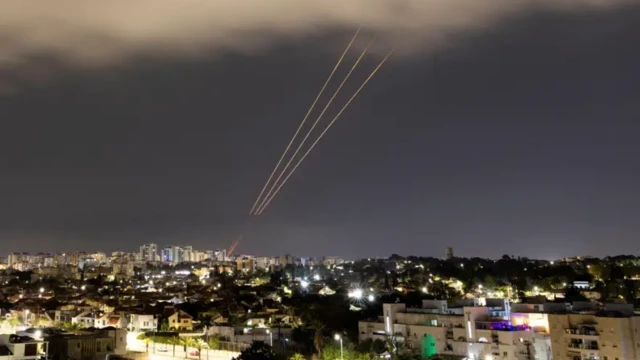 14 अप्रैल 2024 को एश्केलॉन में इसराइल का एंटी-मिसाइल सिस्टम एक्टिव होने के बाद की तस्वीर