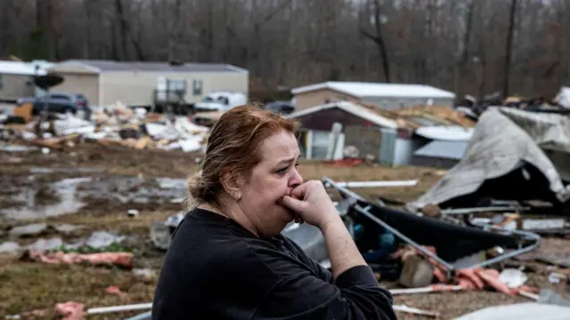 Denise Woodard mencari sisa-sisa barangnya yang dapat diselamatkan setelah tornado menerjang Poplar Bluff, Missouri, AS, pada Sabtu (15/03).