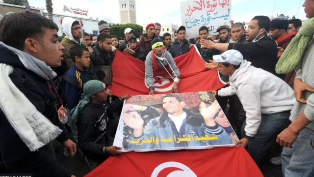 ২০১১ সালে তিউনিসিয়ার মোহাম্মদ বুয়াজিজির মৃত্যু আরব বসন্তের সূচনা করেছিল।