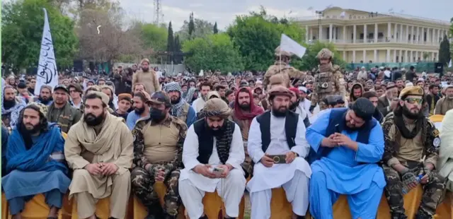 افغانستان کې مشاعرې او ادبي ناسته هغه یوازیني دریځونه دي چې د وینا رسولو وسیله بلل کېږي.