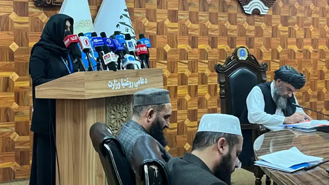 دینا پاتل، مدیر پروژه در برنامهٔ انکشافی سازمان ملل متحد، گفت که طبق تخمینهای جهانی، حدود سیزده هزار نفر در افغانستان با ویروس اچآیوی زندگی میکنند، اما تنها بخشی از این افراد شناسایی شدهاند و بسیاری از مبتلایان از وضعیت خود بیخبرند. اول دسامبر ۲۰۲۵