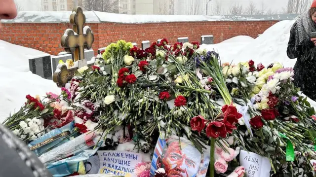 очень много цветов на могиле Навального