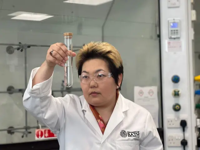 Вакциналарды сактоо жана жеткирүү боюнча дүйнөлүк ачылыш жасайм деп жаткан кыргыз окумуштуусу Асел Сартбаева. Улуу Британия