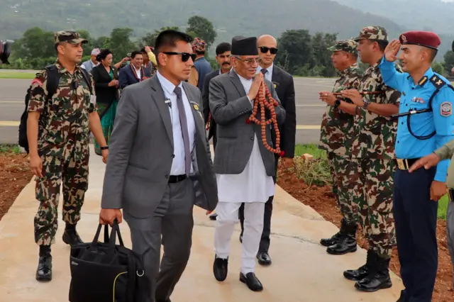 तुम्लिङटार विमानस्थलमा प्रधानमन्त्री पुष्पकमल दाहाल 'प्रचण्ड'