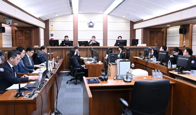 도이치모터스 주가조작과 명태균 공천개입, 통일교 청탁·뇌물 수수 의혹 혐의 등으로 구속기소 된 김건희 씨가 3일 서울 서초구 서울중앙지방법원에서 열린 자본시장법 위반 혐의 결심 공판에 출석해 있다