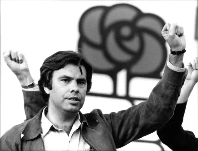 Felipe González, con el puño en alto y el emblema de su partido detrás, en una imagen de 1982. 