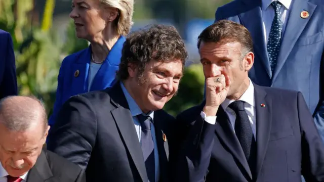 Javier Milei e Macron dão risada durante conversa durante o G20