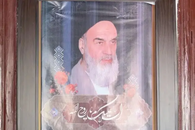 سید نہال کے ڈرائنگ روم میں آیت اللہ خمینی کی یہ تصویر آویزاں ہے