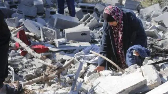 গাজার একটি শরনার্থী শিবিরে ধ্বংসস্তুপ