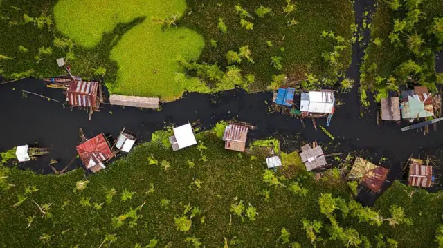 અગુશાન માર્શલેન્ડ્સમાં પનલાબુહાન તળાવમાં મનોબો સ્થાનિક લોકોના તરતા ઘરો