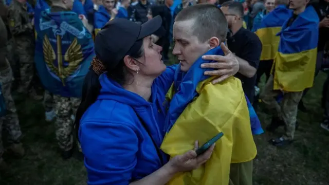 صورة لأسير حرب أوكراني يحتضن والدته بعد عودته إلى بلاده إثر تبادل للأسرى بين روسيا وأوكرانيا.