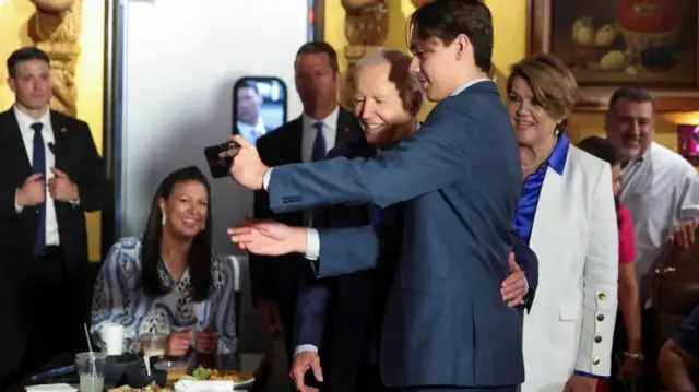 Le président Biden s'est fait prendre en selfie avec des clients d'un restaurant mexicain de Las Vegas.