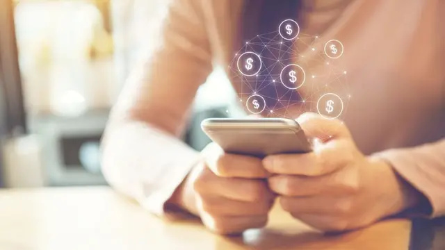 በሞባይል ገንዘብ የምታስተላልፍ ሴት እጅ 