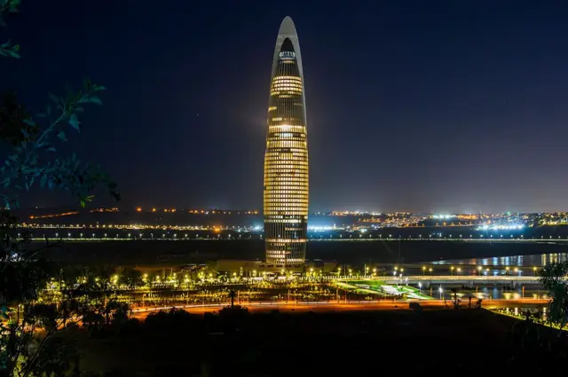 برج محمد السادس بالرباط مضاء ليلاً في 8 نوفمبر 2025.