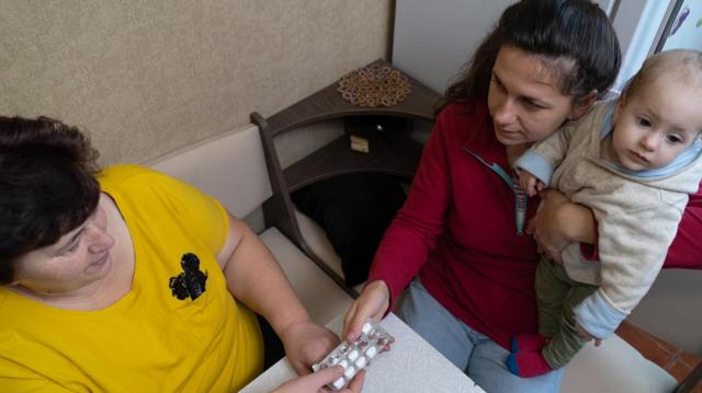 Mulher cuidandobet365 dk casinocriança ebet365 dk casinooutra mulher ao mesmo tempo