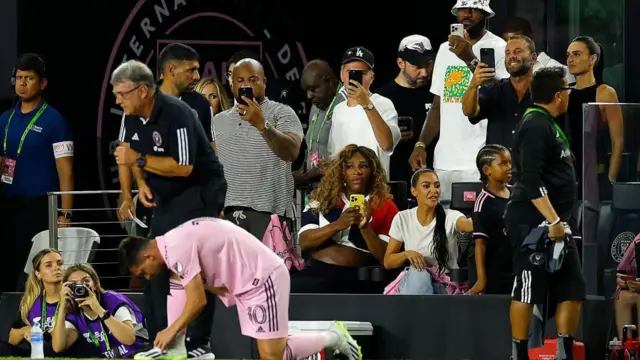 لبرون جیمز، سرینا ویلیامز و کیم کارداشیان از چهره‌های سرشناسی هستند که برای دیدن بازی مسی به ورزشگاه رفته‌اند