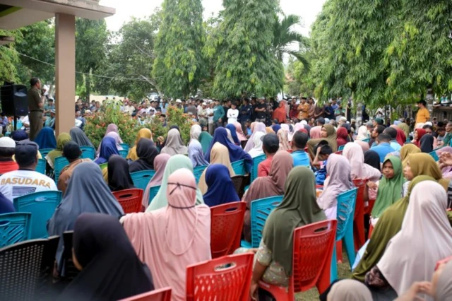 Bupati Halmahera Tengah, Ikram Malan Sangadji, bersama Wakil Gubernur Maluku Utara, Sarbin Sehe, serta jajaran Forkopimda Provinsi Maluku Utara, melakukan kunjungan langsung ke lokasi bentrokan antar dua desa, yakni Desa Sibenpopo dan Desa Banemo, di Kecamatan Patani Barat, Sabtu (04/04). 