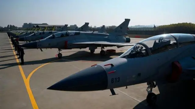 जेएफ़-17 थंडर दुश्मन की निगरानी और हवाई युद्ध के साथ-साथ ज़मीनी हमले की क्षमता भी रखता है