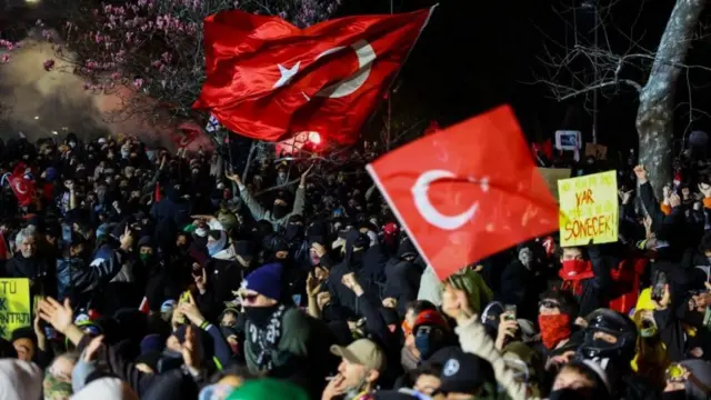 イスタンブール郊外で開かれた野党集会に集まった人たち