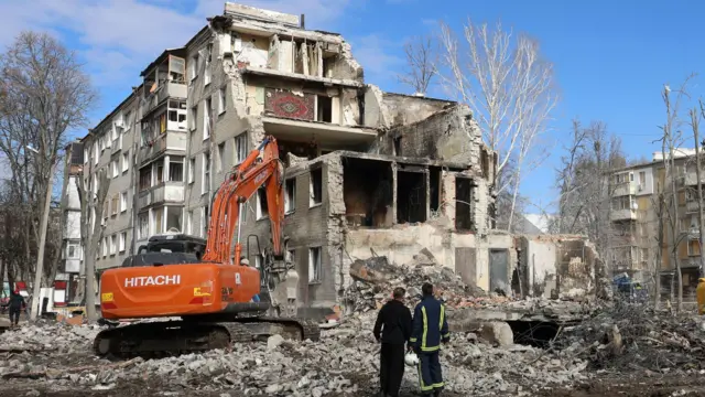 последствия недавнего ракетного удара по жилому дому в Харькове