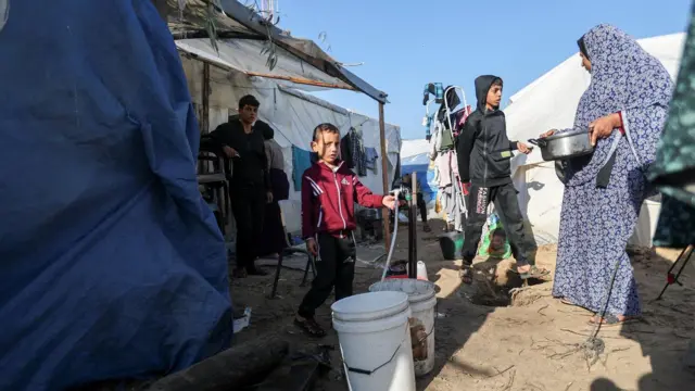 نازحون فلسطينيون في غزة بعد ما دمر القصف الإسرائيلي منازلهم