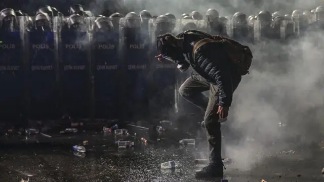 Polisi turun tangan terhadap demonstran yang ingin berbaris menuju Taksim Persegi tanpa izin.