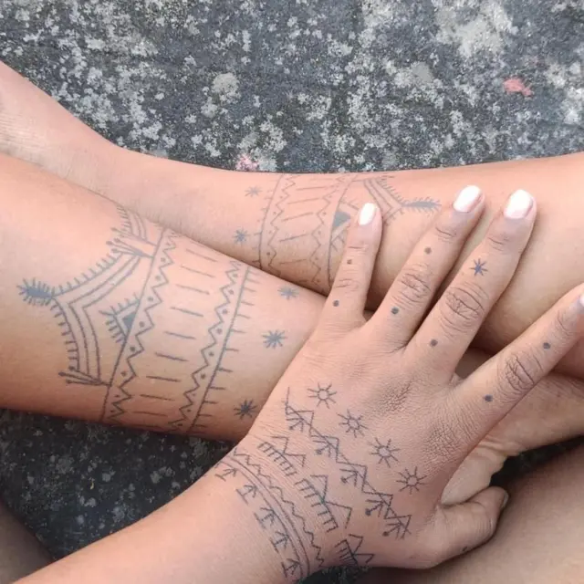 झारखंडच्या आकृती लकडा यांच्या हाता-पायावरील गोंदण