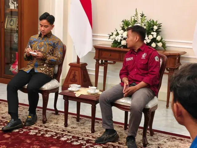 Wakil Presiden Gibran Rakabuming mencatat kegelisahan dan tuntutan mahasiswa pada buku catatannya, di Istana Wakil Presiden, Jakarta, Senin (15/06). Ketua Badan Eksekutif Mahasiswa Fakultas Hukum Universitas Bung Karno atau BEM FH UBK Muhammad Abdimaludin terlihat di sisi Gibran.