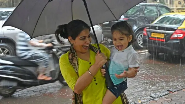 ماں اپنے بچے کے ساتھ