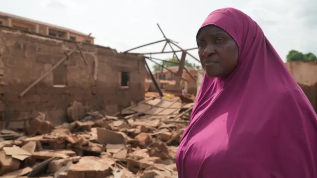 Ramat Sulaiman devant un bâtiment détruit