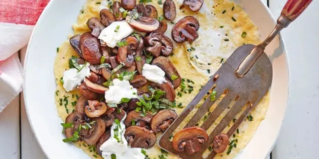 Un plat d'oeufs et de champignons.