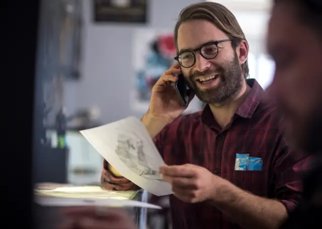 Un homme au téléphone