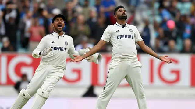 विकेट लेने के बाद जश्न मनाते मोहम्मद सिराज