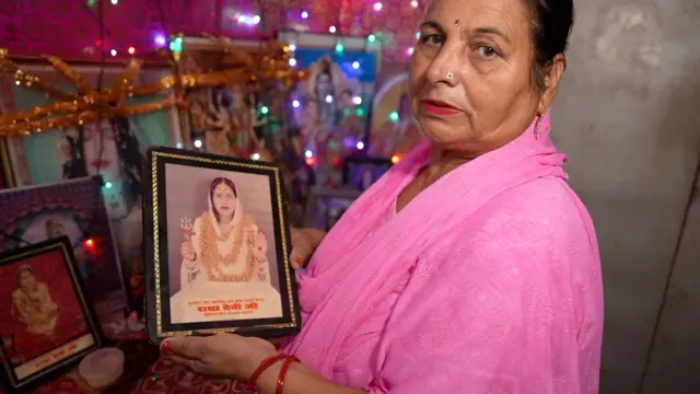 संतोष कुमारी अपने मंदिर में राधे माँ की तस्वीर रखती हैंं.