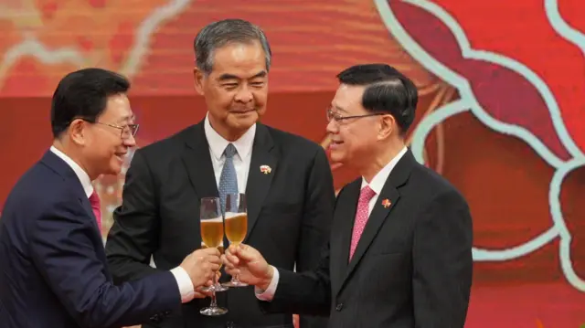 中共建政週年「十一國慶」香港前特首梁振英（中）與現任特首李家超（右）和中聯辦主任周霽（左）祝酒（01/10/2025）