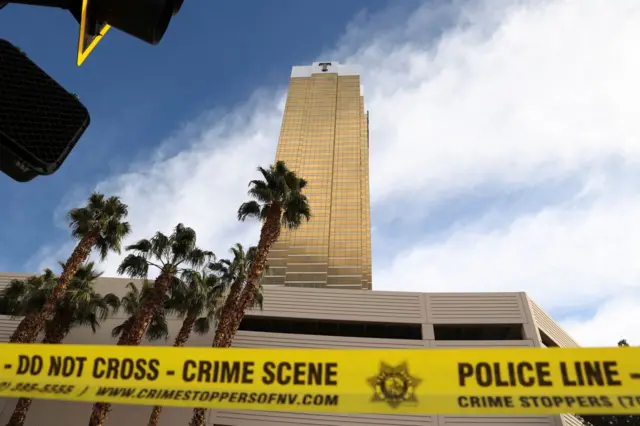 La torre del Hotel Trump con una cinta de la policía que acordona los predios