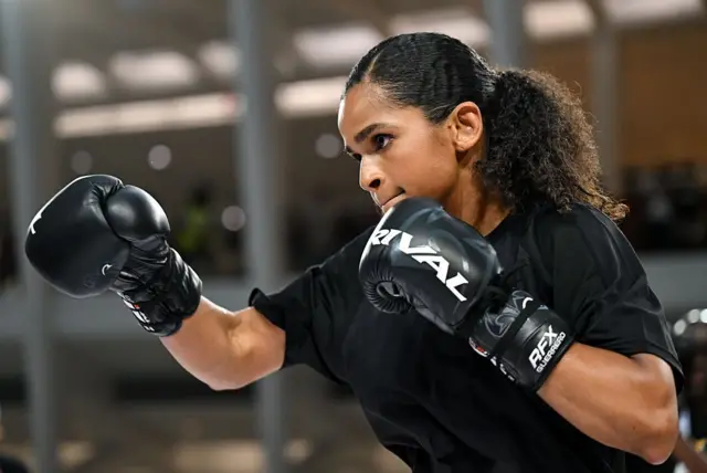 Ramla Ali oo ku jirta tababarka dadweynaha, kaas oo lagu qabtay dhismaha The Oculus ee World Trade Center ee New York, Maraykanka, ka hor ciyaarta miisaanka "super bantamweight" ee ay la yeelanaysay Lila Furtado.