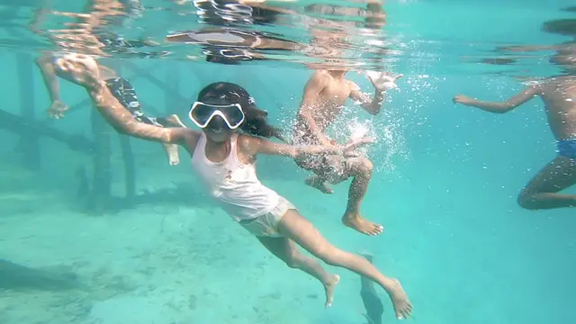Anak-anak Bajau bermain di laut