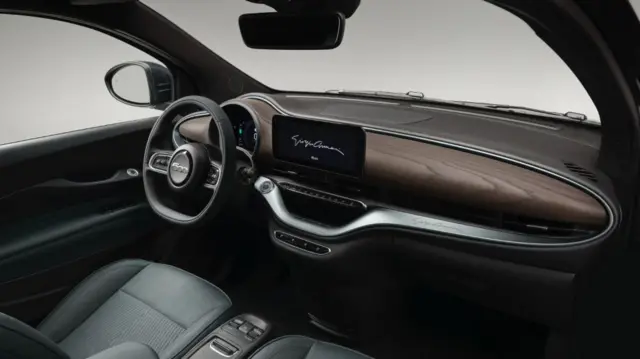 اتاق فیات ۵۰۰ جورجو آرمانی از مدل‌های معمولی فیات ۵۰۰ شیک‌تر است