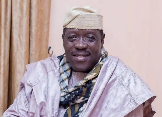 Taiwo Hassan Ogogo wọ agbada ati fila