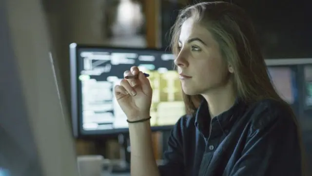 Une femme en train de surveiller l'écran