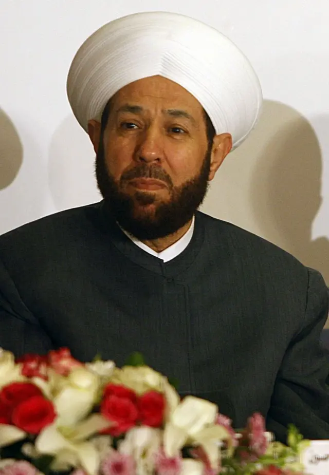 اعظم احمد بدرالدین حسون نے حلب کی مساجد میں امام اور خطیب کے طور پر بھی خدمات انجام دیں