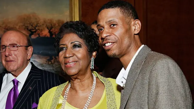 Aretha e Kecalf sorrindo em evento