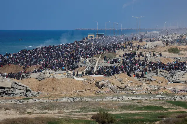 Palestinians, who were displaced to the south at Israel's order during the war, make their way back to their homes in northern Gaza, 27 January 2025.