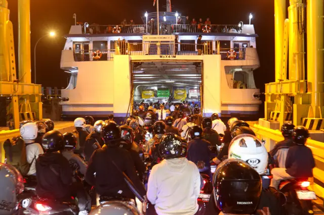 Menjelang puncak arus mudik Idul Fitri, pelabuhan penyeberangan Jawa-Bali tersebut mulai dipadati pemudik kendaraan roda dua yang hendak menyeberang menuju Pulau Jawa, dengan peningkatan volume kendaraan terjadi pada malam hari.