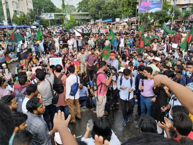 শাহবাগ মোড়ে অবস্থানরত আন্দোলনকারীরা