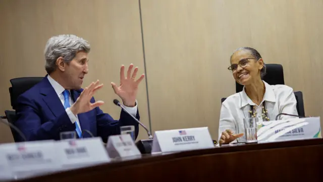 Kerry e Marina Silva rindobetano copa do mundoreunião, lado a lado diantebetano copa do mundomesa