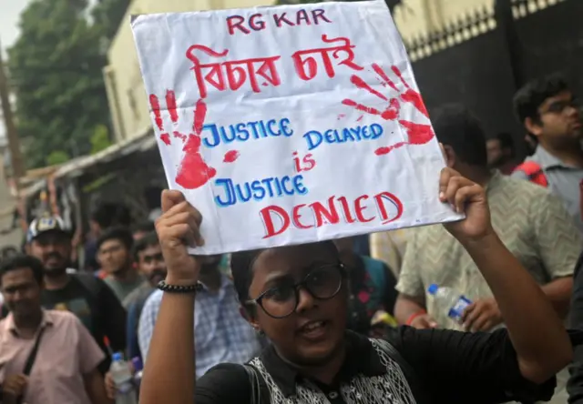 বিচারের দাবিতে কলকাতায় আন্দোনলের চিত্র।